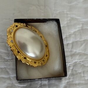 Elegant Gold and Pearl Brooch